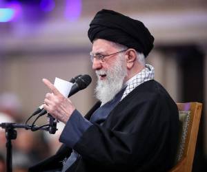 Tras la muerte de Jameneí, el ayatolá Alireza Arafi, de 66 años, fue nombrado este domingo como el tercer miembro del consejo interino que liderará Irán.