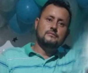 Edwin Aguilar, un hombre dedicado a la albañilería, fue contratado para realizar un pozo séptico en una zona montañosa en La Masica, Atlántida, donde ocurrió un enfrentamiento entre una banda criminal y agentes policiales, dejando como resultado cinco personas muertas y otros tres oficiales heridos.