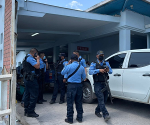 Momento en el que la menor fue trasladada al centro asistencial donde se confirmó su muerte.