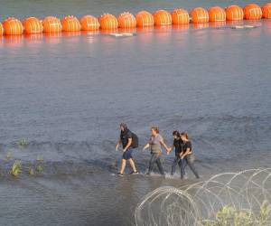 “Si realmente le importan las vidas humanas, debe empezar a hacer cumplir las leyes federales de inmigración”, escribió Abbott.
