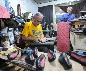 Cada día se vuelve más difícil mantener los talleres de zapatos debido al alto costo de la materia prima, la competencia del calzado chino y la falta de personal para trabajar en el rubro.
