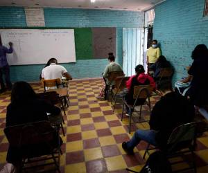EL HERALDO constató en el convenio firmado por la Secretaría de Educación y autoridades cubanas que se deberá desembolsar diez mil lempiras mensuales a cada docente de Cuba por poner en marcha el programa “Yo sí puedo”.