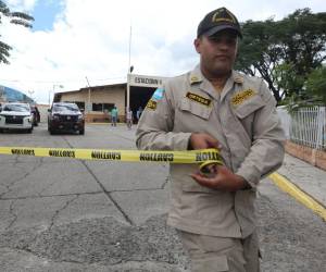 Un miembro del Cuerpo de Bomberos acordona la entrada de la estación, donde yacían los restos la víctima a la espera de medicina forense.