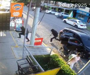 Momento en que intentan robo armado en supermercado Queyma queda registrado en cámaras de seguridad.