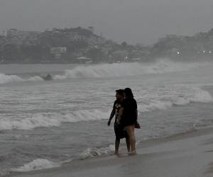 En Acapulco, muchos vecinos compraron agua y alimentos a última hora mientras comercios y casas protegían los ventanales cubriéndolos con maderas o con cinta adhesiva en forma de X.