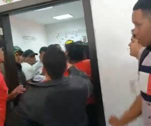 En un breve video se miró el enfrentamiento que, según el secretario de Copeco, inició por los despidos de personas con bajo cumplimiento en sus funciones.