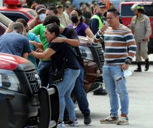 Familiares de Félix Núñez lloran al conocer que el Cuerpo de Bomberos había encontrado el cadáver de su pariente, en medio de los escombros, tras de más de 24 horas de búsqueda.