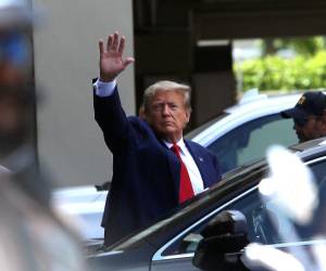 Momento en que el expresidente salía de la corte de Miami.