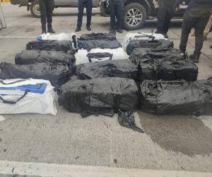 Los 15 bultos conteniendo el ilícito fueron presentados a los medios de prensa en el país canalero.