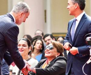 La presidenta de Honduras fue fuertemente criticada por no pararse para saludar al rey.