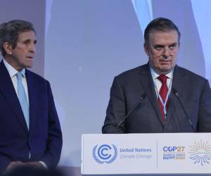 El canciller Marcelo Ebrard acompañado del enviado especial para el clima de Estados Unidos, John Kerry.