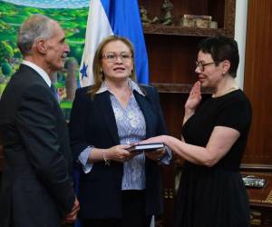 Asfura juramentó a Beatriz Valle como directora residente de la junta directiva de Hondutel.