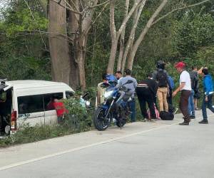 Bus se estrella contra un árbol y deja más de 10 heridos en Quimistán.