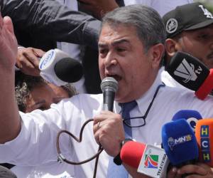 Aunque la Fiscalía pidió su detención por considerar que existía riesgo de fuga, un juez resolvió que el expresidente Juan Orlando Hernández continúe el proceso en libertad bajo medidas cautelares. ¿Cuáles son?