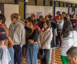 Los comicios en Costa Rica para elegir al presidente de la República y a los 57 diputados de la Asamblea Legislativa para el periodo 2026-2030 avanzan este domingo en absoluta normalidad y sin incidentes de relevancia, indicó el Tribunal Supremo de Elecciones (TSE).