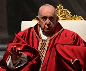 El Papa Francisco gesticula mientras preside la misa de la Pasión del Señor el Viernes Santo en la basílica de San Pedro en el Vaticano, el 7 de abril de 2023 como parte de las celebraciones de la Semana Santa.