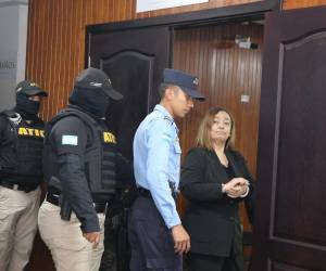 Exministra de Finanzas, Rocío Tábora, entrando a audiencia.