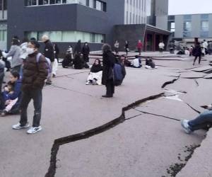 Olas de tsunami amenazan Japón tras violentos sismos en Año Nuevo