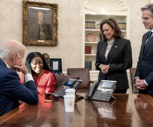 El presidente Biden habló por teléfono con la deportista que permaneció 10 meses en prisión en Rusia.