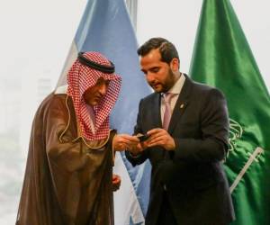 El viceministro de Asuntos Exteriores de Arabia Saudita, Waleed bin Abdulkarim Al Khuraiji junto al ministro promotor de inversiones del Consejo Nacional de Inversion (CNI), Miguel Medina.