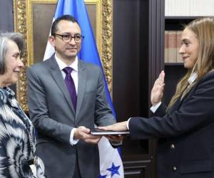 Su designación como embajadora se oficializó en una ceremonia encabezada por la ministra de Relaciones Exteriores de Honduras.