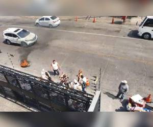 Los nacionalistas se apostaron en el portón principal.