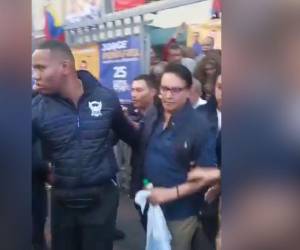 El también periodista fue trasladado con urgencia a un centro de salud y minutos más tarde fuentes cercanas al político confirmaron su fallecimiento.