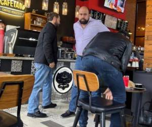 En la fotografía aparece reunido Yuri Sabas, Rafael Sarmiento y (de espaldas) Rasel Tomé.