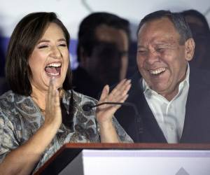 La candidata presidencial Xóchitl Gálvez del partido de coalición Fuerza y Corazón por México, habla con los medios después del segundo debate presidencial de 2024 antes de las elecciones nacionales del 2 de junio.