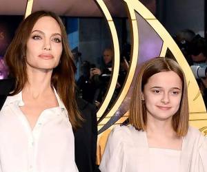 Madre e hija estarán trabajando de la mano en la nueva adaptación del musical “The Outsiders”.