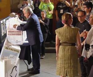 Momento en que el presidente AMLO ponía en las urnas sus elegidos.