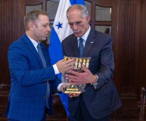 El presidente Asfura recibió como obsequio una menorá, candelabro de siete brazos considerado uno de los símbolos más antiguos y sagrados del judaísmo.