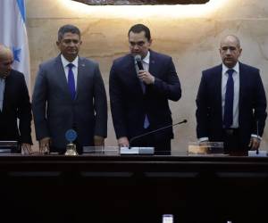 Zambrano explicó que aún deben conversar entre esas dos bancadas para definir temas de la agenda legislativa.