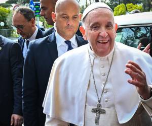 El papa, que estaba sonriente y de buen humor, se bajó de su automóvil para saludarlos, antes de dirigirse al Vaticano.