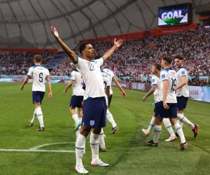El mediocampista de Inglaterra #22 Jude Bellingham (C) celebra marcar el primer gol de su equipo durante el partido de fútbol del Grupo B de la Copa Mundial de Qatar 2022 entre Inglaterra e Irán en el Estadio Internacional Khalifa en Doha el 21 de noviembre de 2022.