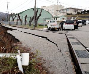 Fuertes daños en viviendas, carreras y hasta olas de tsunami de más de un metro de altura provocó una serie de sismos en la península de Noto donde el más potente alcanzó los 7.6 en la escala de Ritcher. Asimismo los derrumbes reportados dejaron al menos seis personas atrapadas que están a la espera de ser rescatadas. A continuación las impactantes imágenes.