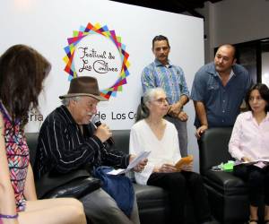 El poeta colombiano Juan Manuel Roca dio lectura a la plica que contenía el nombre del autor de la obra ganadora.