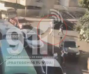 El video muestra que el hombre se encontraba en la intersección que conduce al Congreso Nacional, proveniente del puente Mallol.