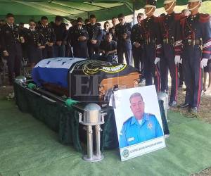 Acompañados de amigos, familiares y compañeros, despidieron a uno de los agentes de la Dirección Policial Anti Maras y Pandillas Contra el Crimen Organizado (Dipampco), asesinado en Corinto, Omoa, Colón.
