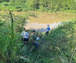 Miembros del Cuerpo de Bomberos en búsquedas de los otras posibles victimas del accidente.