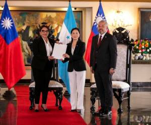 En junio del año pasado, Vivia Chang presentó sus cartas credenciales ante el gobierno de Xiomara Castro como nueva embajadora de Taiwán en Honduras. Ayer salió del país en total silencio.
