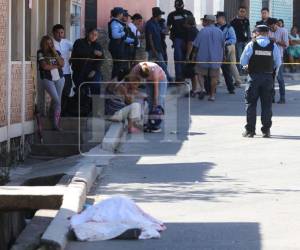 El cuerpo de Steven Alejandro García quedó tendido en el suelo, el cual fue cubierto con una sábana blanca por las autoridades.