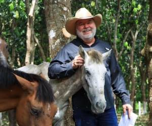 El alcalde sampedrano junto a los animales que se encuentran en el nuevo centro asistencial de animales.