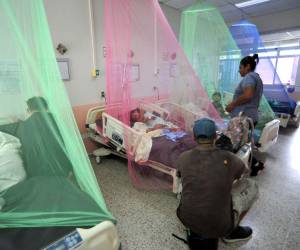 Niño retorciéndose del dolor abdominal son los que mayormente permanecen en la sala de dengue del Hospital Santa Teresa.