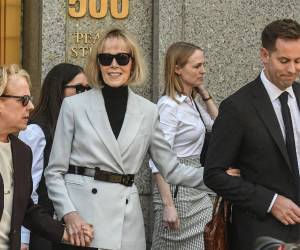 E. Jean Carroll se va después de su juicio en el Tribunal Federal de Manhattan el 8 de mayo del presente año en la ciudad de Nueva York.
