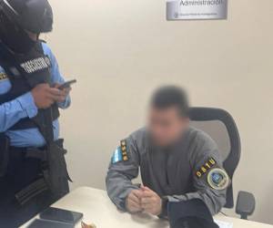 Momento en que los agentes de la Dipampco son interrogados por elementos de la Policía Antisecuestros, posterior a su captura.