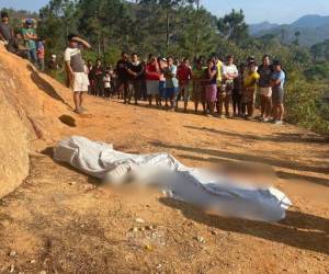 Los cuerpos de los dos hombres estaban en medio de la calle.