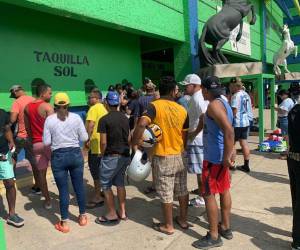 Desde muy temprano los aficionados llegaron para comprar sus boletos.