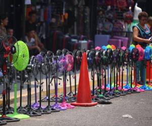 Comerciantes ofrecen hasta tres ventiladores por persona.