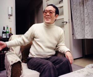 Esta foto de archivo tomada el 5 de febrero de 1992 muestra al exestudiante japonés Issei Sagawa, conocido como el “caníbal de Kobe” por matar y luego devorar a un estudiante holandés en 1981, sonriendo y gesticulando mientras se reúne con un periodista de la AFP en su apartamento en Yokohama.